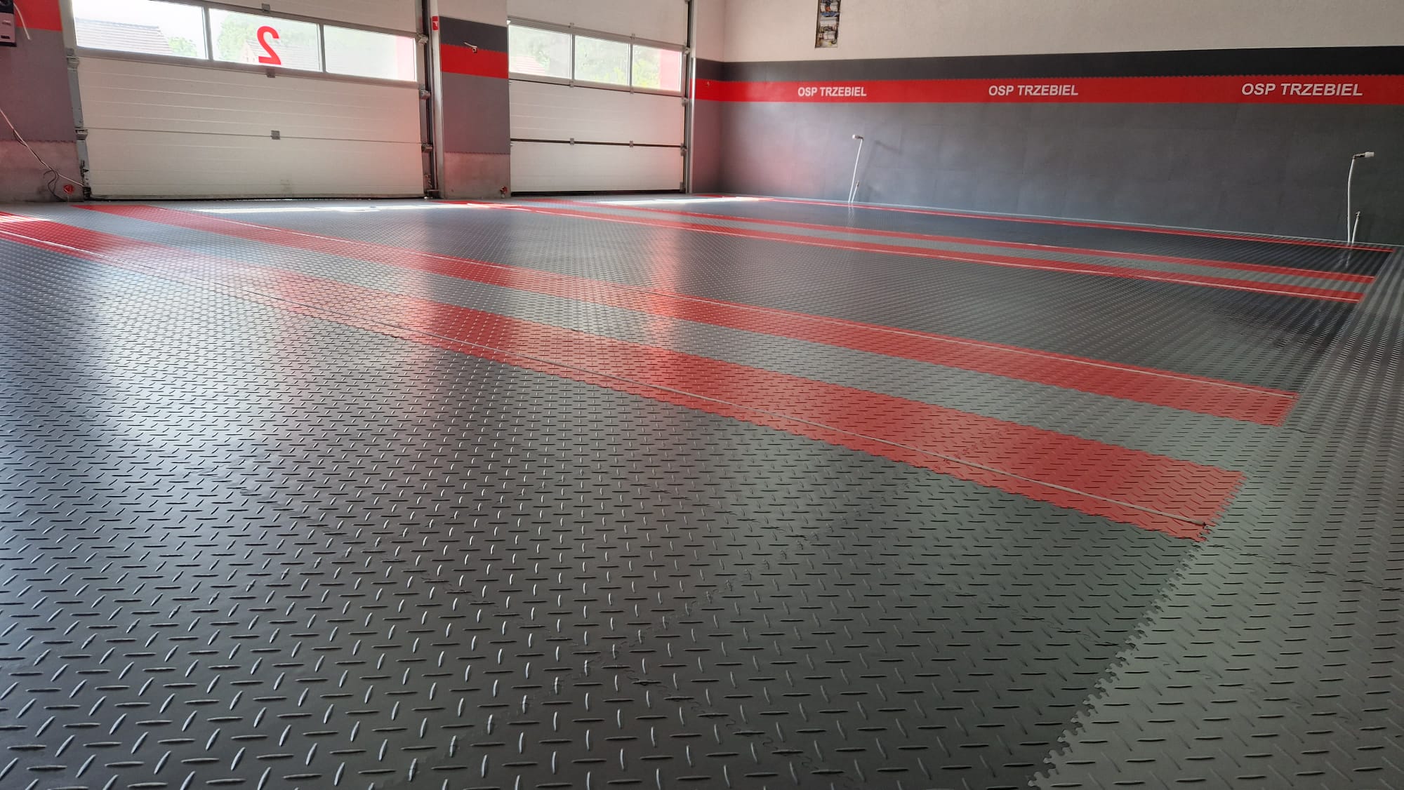 Garaż jedostki Straży pożarnej w Trzebielu po modernizacji w systemie Speedfloor