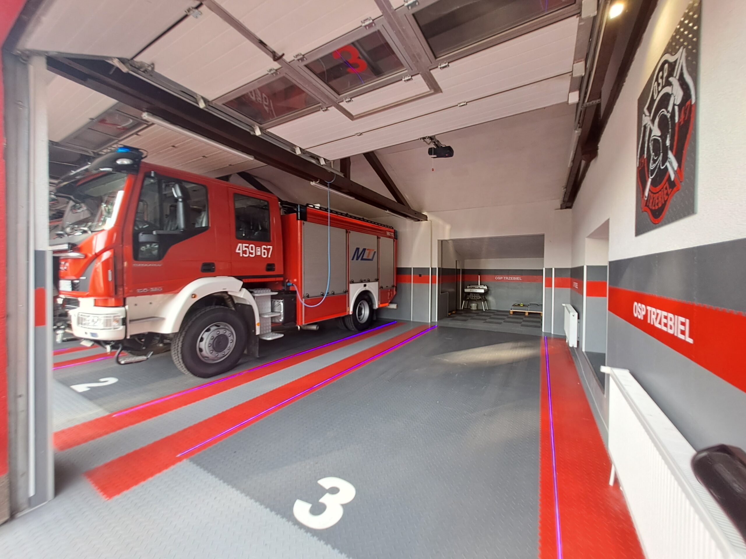 modernizacja posadzki i ścian garażu jednostki straży z wykorzystaniem płytek systemu Speedfloor PVC