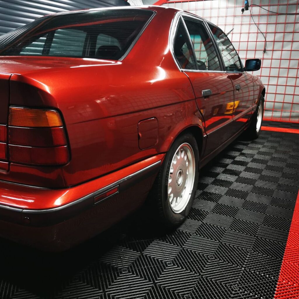 Płytki do&nbsp;garażu - studio detailingu