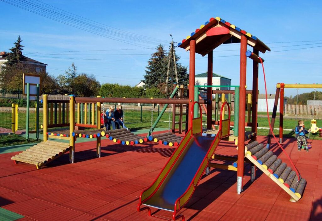 plytki-gumowe-puzzle-bezpieczna-nawierzchnia-epdm-granulat-gumowy-sbr-plac-zabaw-radosna-szkola-mfl-group-100039