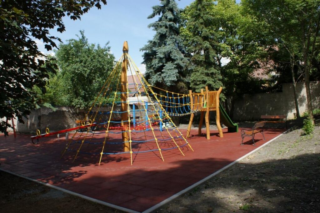 plytki-gumowe-puzzle-bezpieczna-nawierzchnia-epdm-granulat-gumowy-sbr-plac-zabaw-radosna-szkola-mfl-group-100069