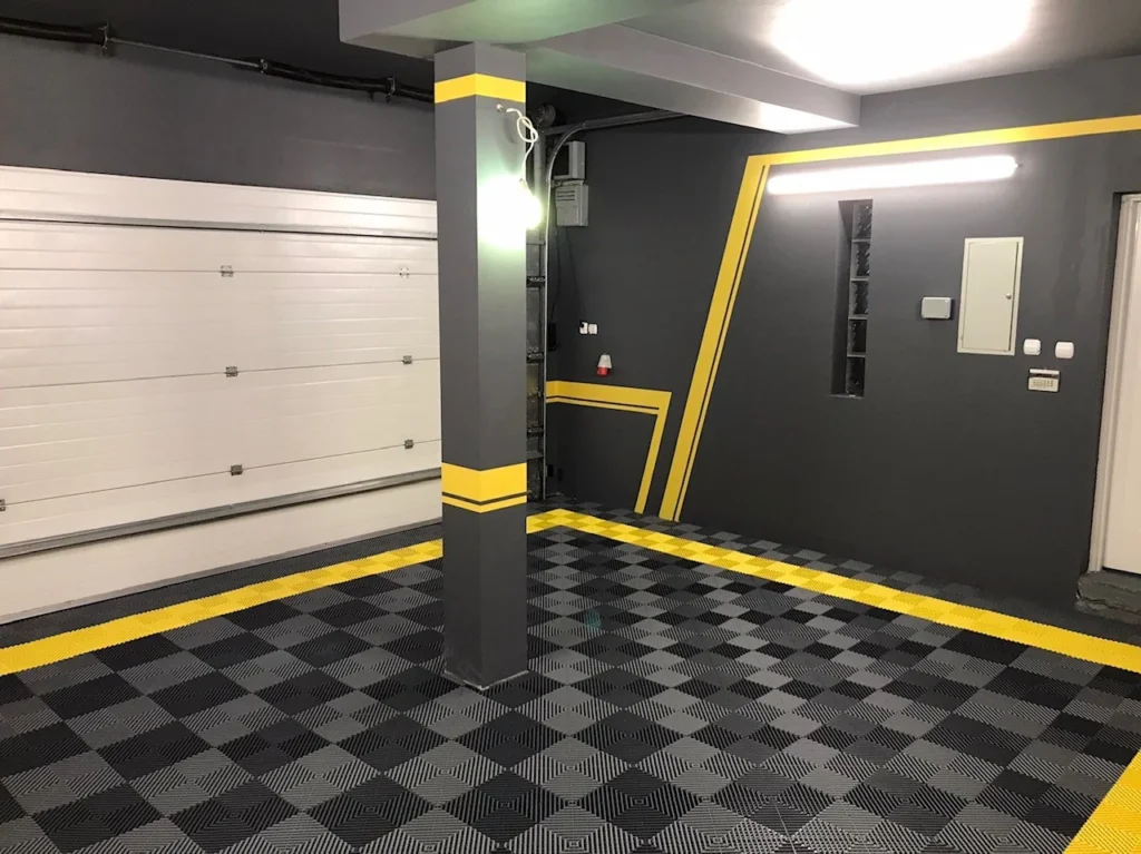 Montaż SpeedFloor® PP8 standard bez kleju krok po kroku. Przygotowanie podłoża i łączenie zatrzasków by uzyskać stabilną powierzchnię