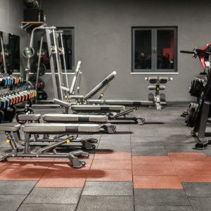 Co na podłogę? Posadzki sportowe i nawierzchnie gumowe